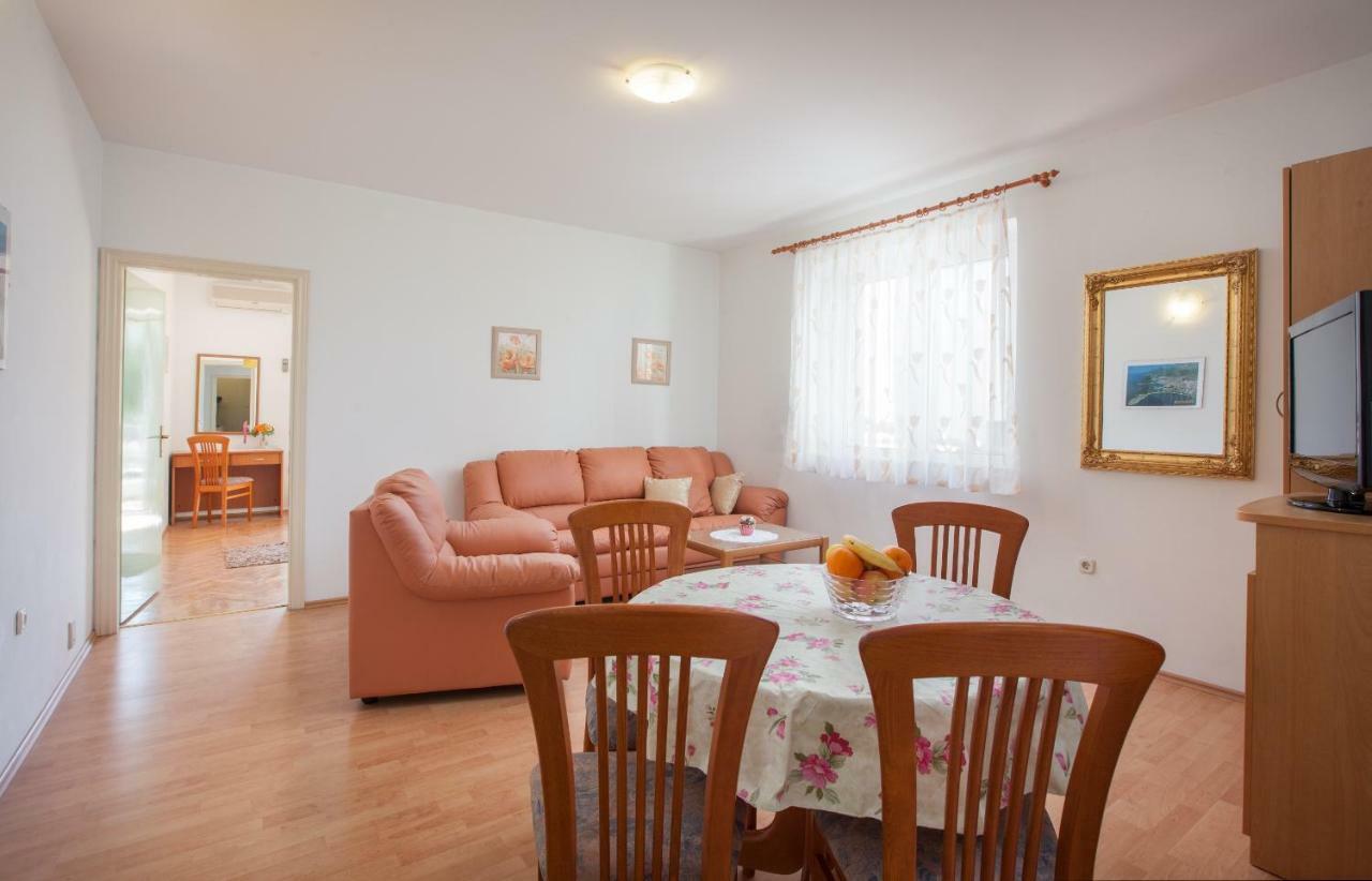 Apartments Cvjetni Dvori มาคาร์สกา ภายนอก รูปภาพ